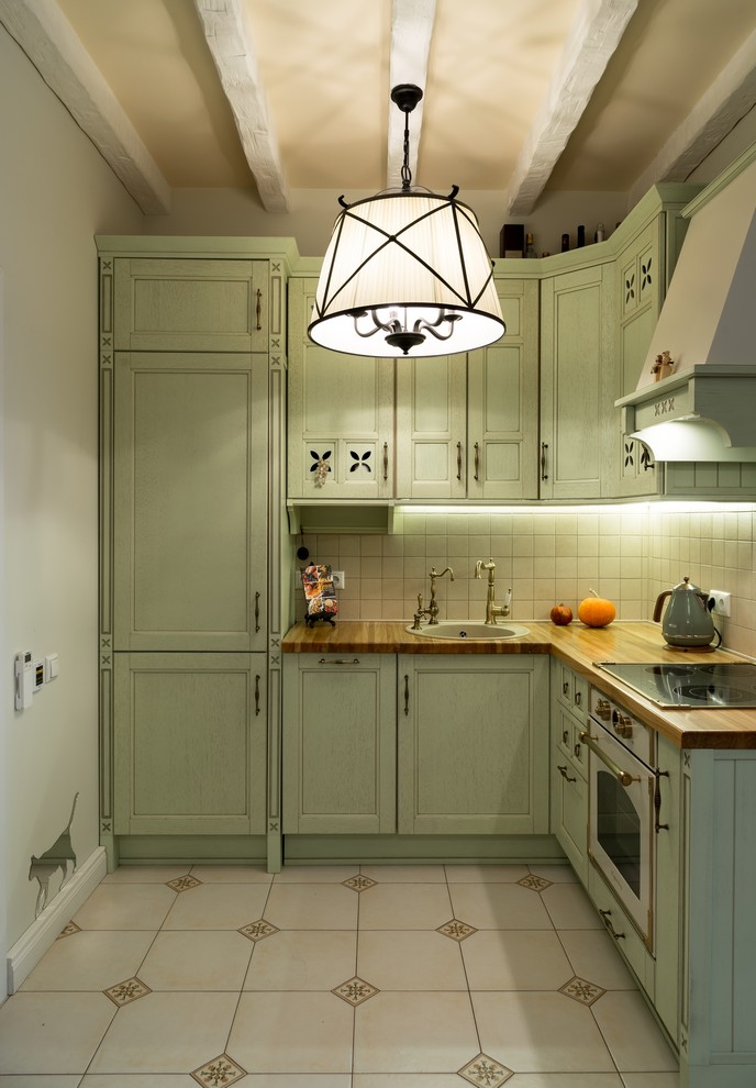 Источник вдохновения для домашнего уюта: кухня в стиле рустика с зелеными фасадами
