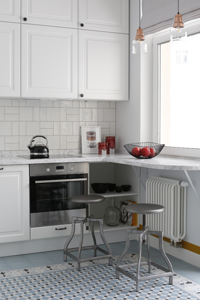 На фото: светлая кухня в стиле неоклассика (современная классика) с белыми фасадами и белой столешницей без острова