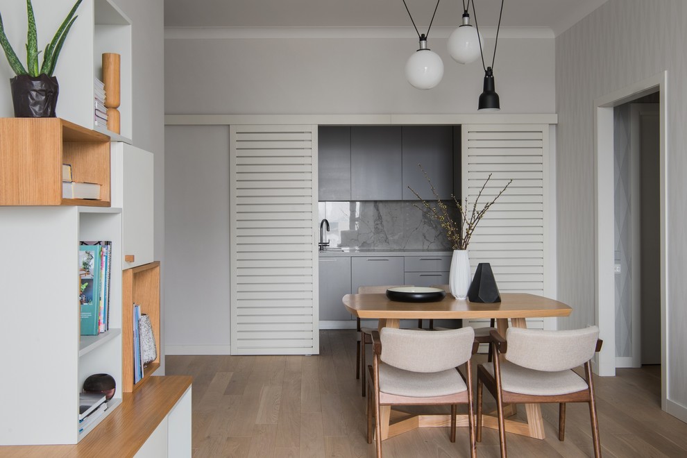 Пример оригинального дизайна: прямая кухня в современном стиле с плоскими фасадами, серыми фасадами, серым фартуком и серой столешницей