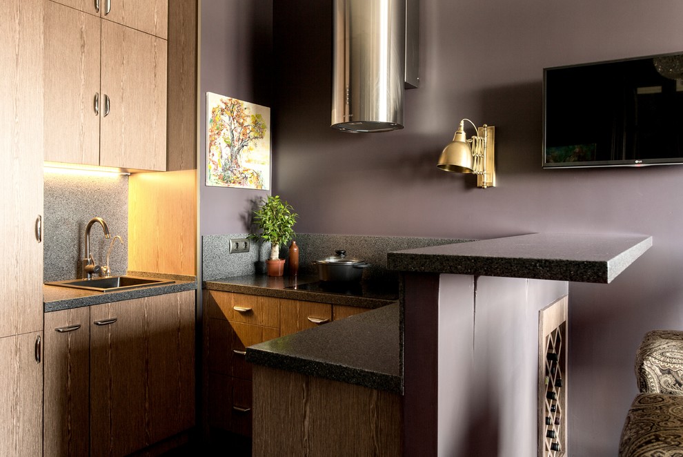 Idee per una piccola cucina design con lavello da incasso, ante lisce, ante in legno scuro, top in superficie solida, pavimento in legno verniciato e pavimento nero
