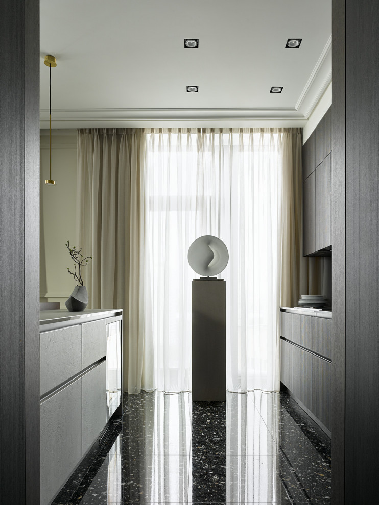 Immagine di una cucina design chiusa e di medie dimensioni con ante lisce, ante grigie, pavimento alla veneziana, pavimento nero e top grigio