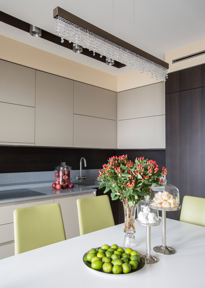 Idee per una cucina contemporanea di medie dimensioni con lavello sottopiano, top in superficie solida, paraspruzzi marrone e paraspruzzi in legno