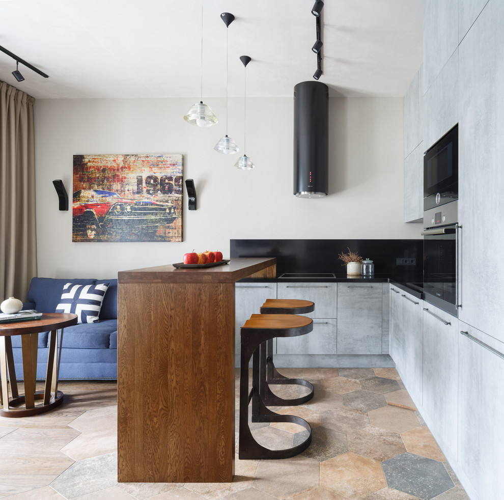 Example of a trendy u-shaped beige floor and porcelain tile open concept kitchen design in Moscow with a drop-in sink, flat-panel cabinets, gray cabinets, quartz countertops, black backsplash, a peninsula, black countertops and paneled appliances