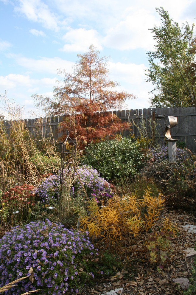 Esempio di un giardino minimal in autunno con un pendio, una collina o una riva