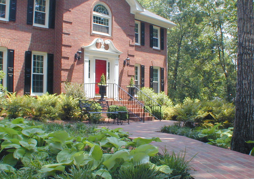 Пример оригинального дизайна: участок и сад среднего размера на переднем дворе в классическом стиле с полуденной тенью и мощением клинкерной брусчаткой