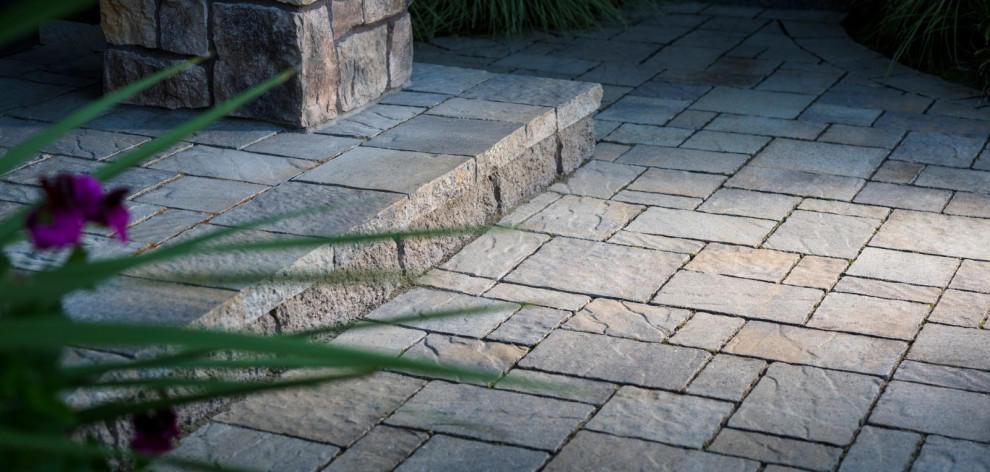 Ispirazione per un giardino tradizionale in ombra di medie dimensioni e dietro casa in estate con pavimentazioni in pietra naturale