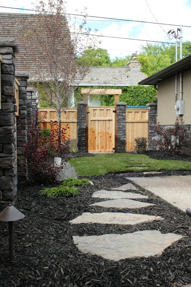 Esempio di un giardino formale chic di medie dimensioni e dietro casa con un ingresso o sentiero e pacciame