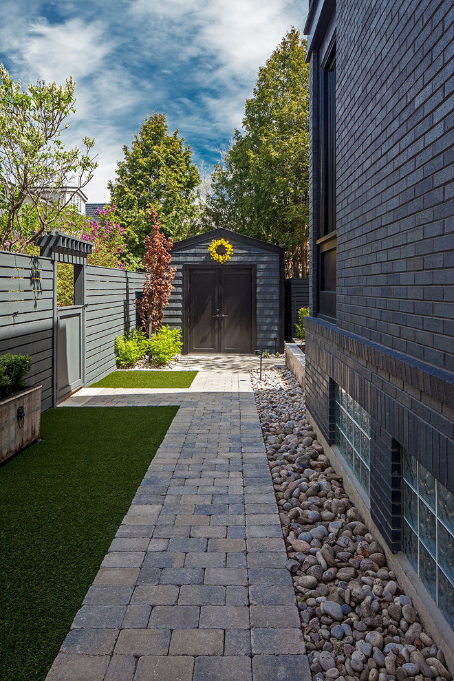 Идея дизайна: участок и сад среднего размера на боковом дворе в классическом стиле с забором
