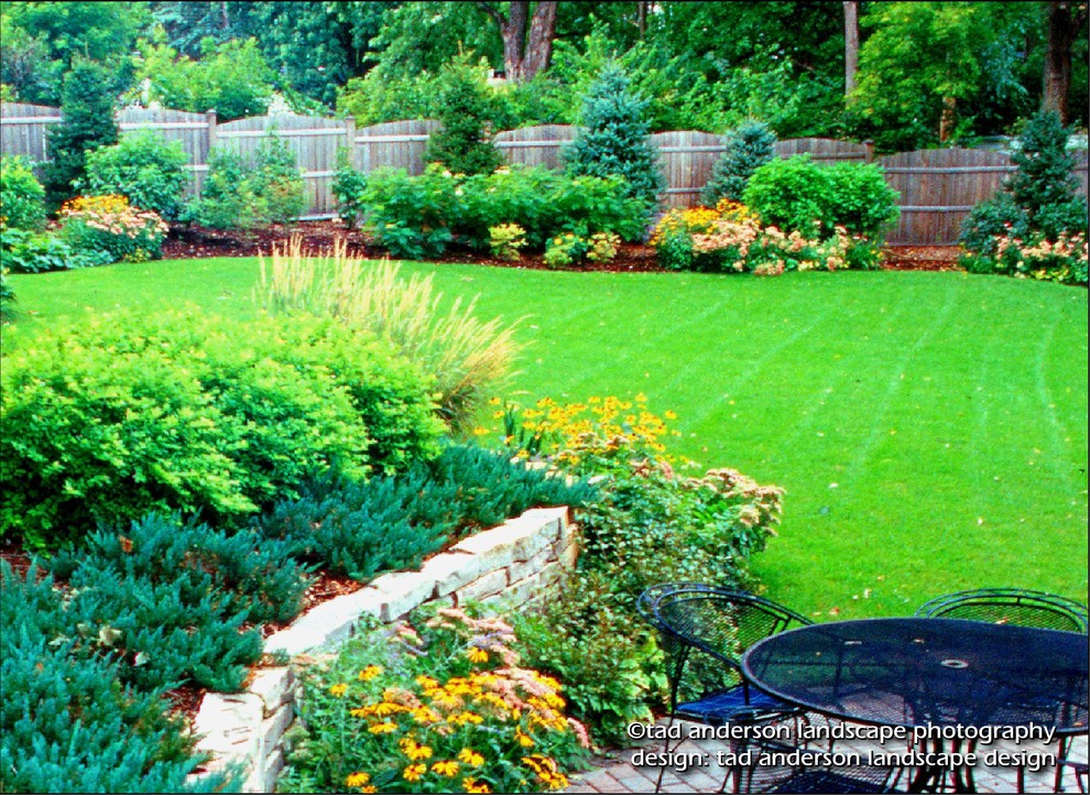 Mittelgroßer, Halbschattiger Country Garten im Sommer, hinter dem Haus mit Betonboden in Minneapolis