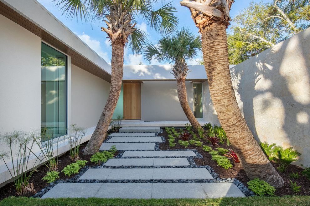 Großer, Halbschattiger Moderner Garten im Innenhof mit Betonboden in Tampa