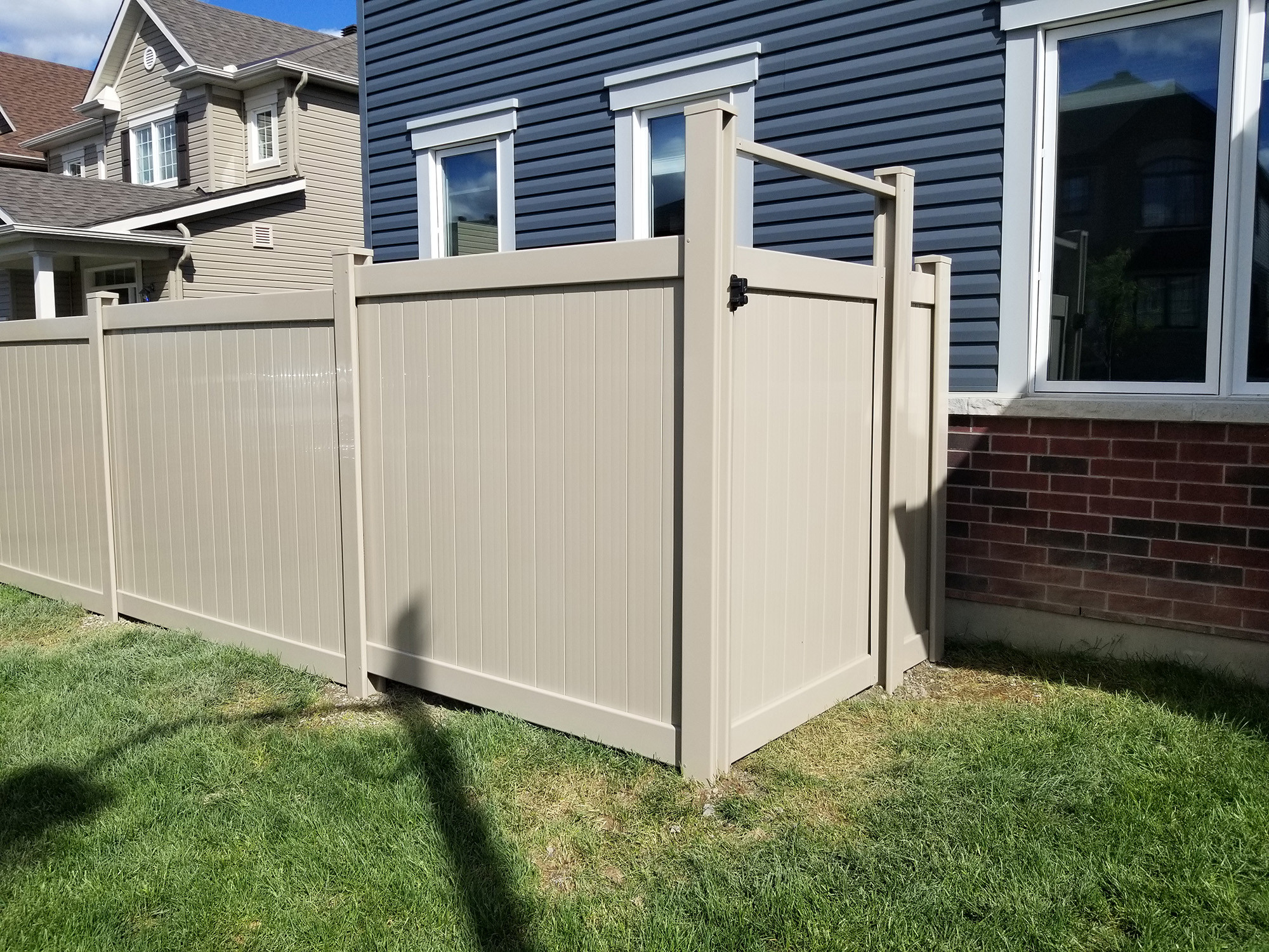 120 Of Tuf Fence Rideau Style Pvc Fencing In Adobe Modern Landscape Ottawa By Mjolnir Construction Houzz