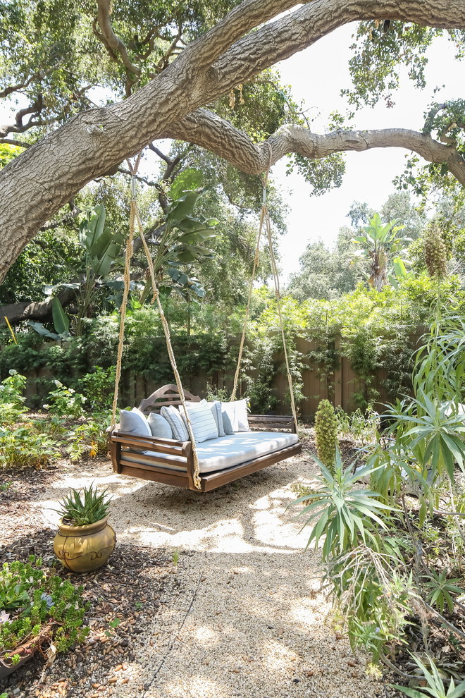 Imagen de jardín mediterráneo en patio trasero con gravilla