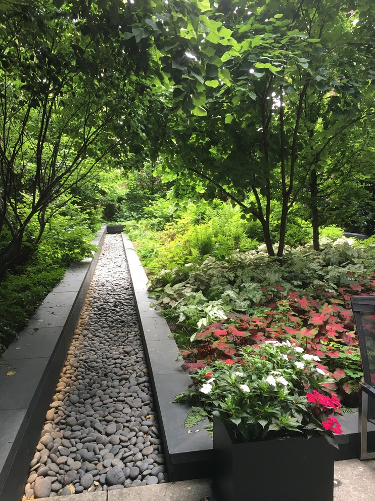Inspiration pour un grand jardin minimaliste l'été avec un point d'eau, une exposition partiellement ombragée et du gravier.
