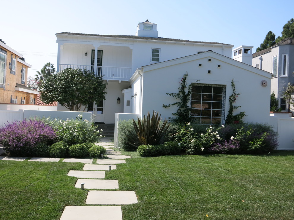 Пример оригинального дизайна: солнечный участок и сад на переднем дворе в классическом стиле с хорошей освещенностью, мощением тротуарной плиткой и садовой дорожкой или калиткой
