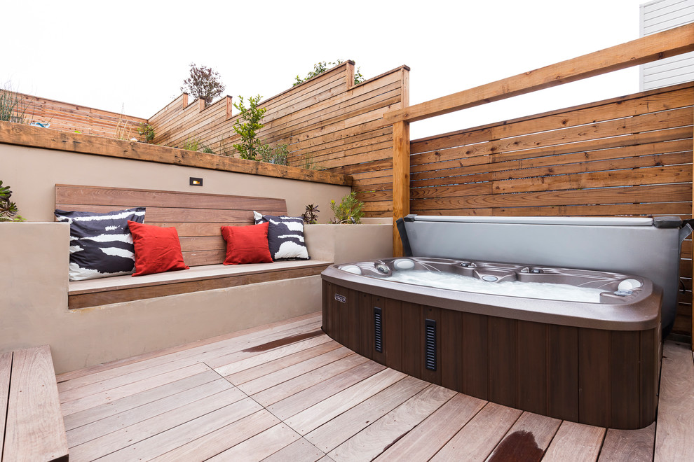 Design ideas for a contemporary backyard landscaping in San Francisco.