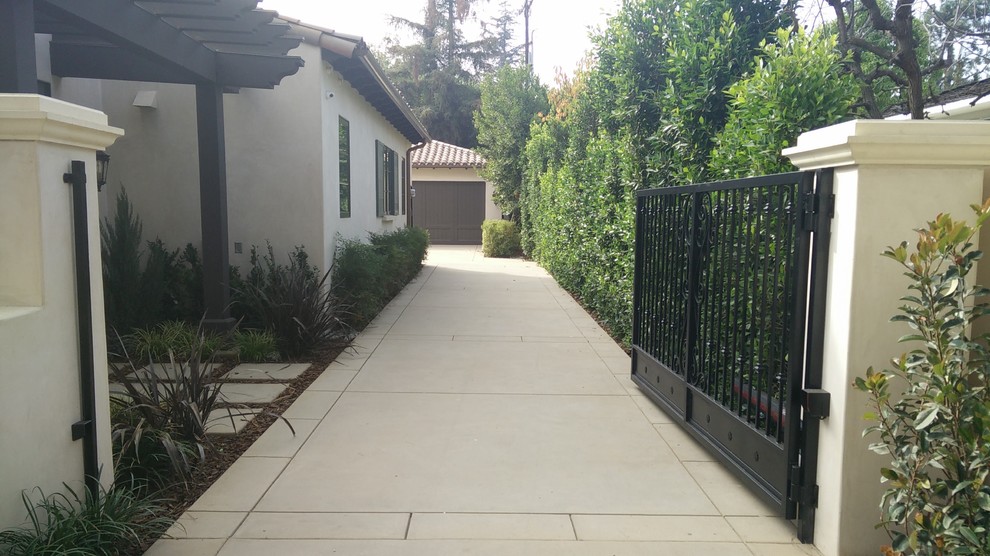 Mittelgroßer, Halbschattiger Mediterraner Gartenweg neben dem Haus mit Auffahrt und Betonboden in Los Angeles