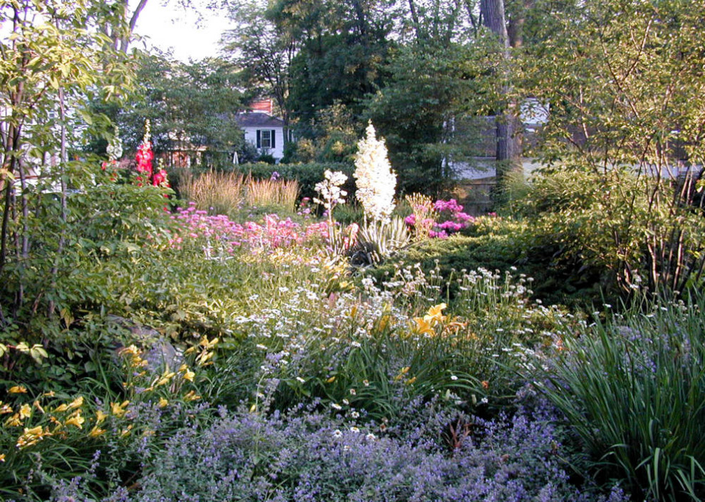 シカゴにあるヴィクトリアン調のおしゃれな庭の写真