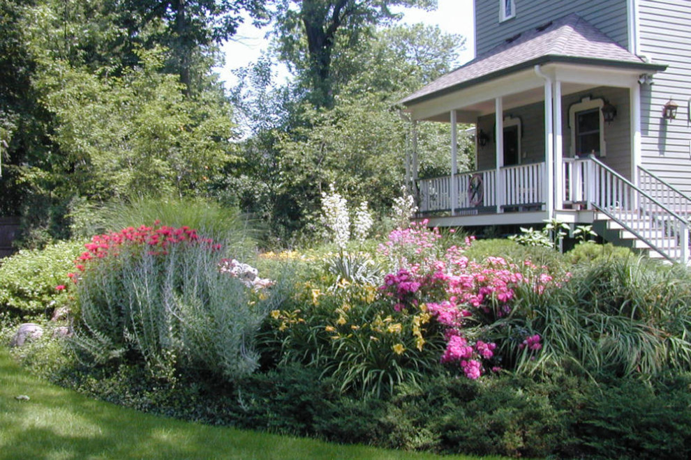 На фото: участок и сад в викторианском стиле