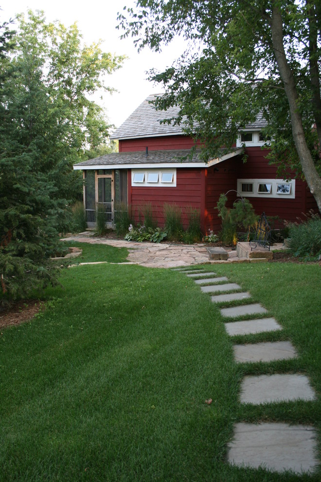 Foto di un ampio giardino country esposto a mezz'ombra dietro casa con un ingresso o sentiero e pavimentazioni in pietra naturale