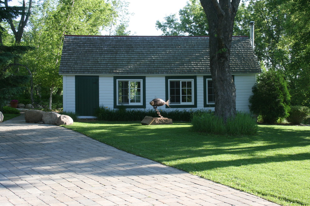 Пример оригинального дизайна: огромный участок и сад на переднем дворе в стиле кантри с подъездной дорогой, садовой дорожкой или калиткой, полуденной тенью и мощением тротуарной плиткой