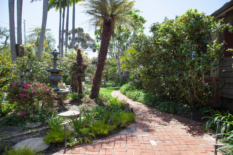 Design ideas for a transitional front yard brick garden path in San Diego.