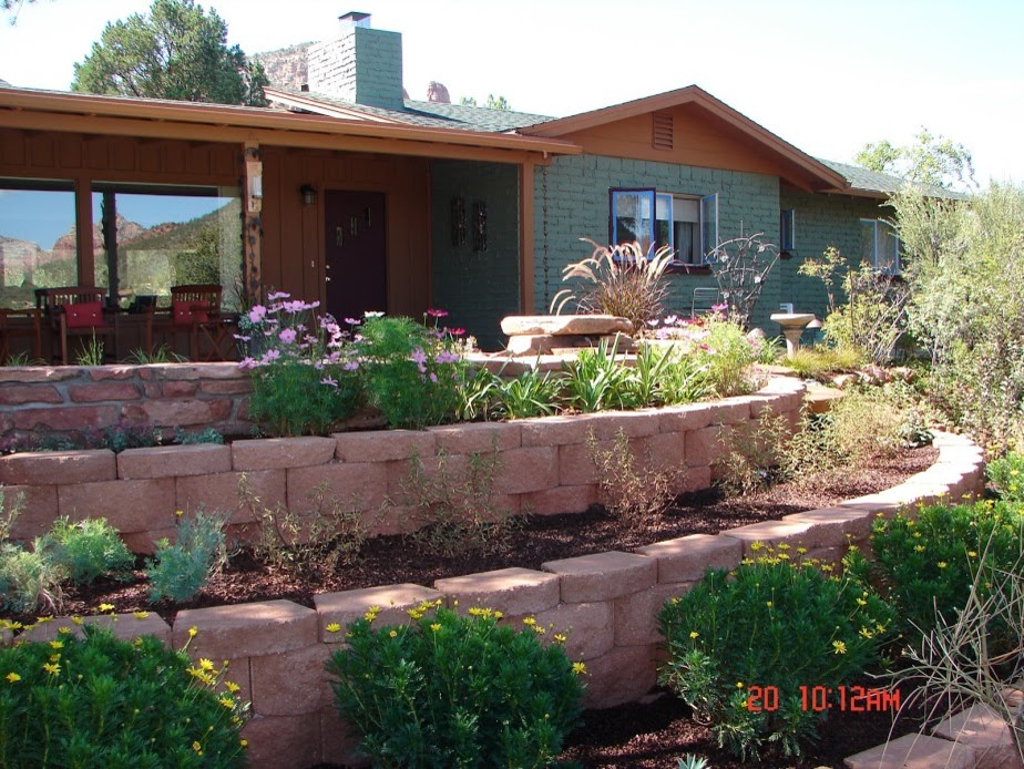 Foto di un giardino minimal esposto in pieno sole di medie dimensioni e in cortile con un ingresso o sentiero e pavimentazioni in pietra naturale