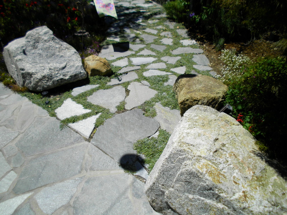 2 Types of Flagstone Walkways Klassisch Garten San Diego von Southwest Boulder & Stone