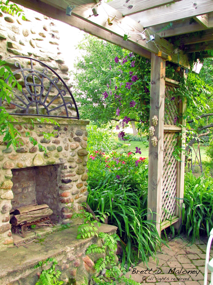 Foto di un grande giardino xeriscape country esposto in pieno sole dietro casa in estate con un ingresso o sentiero e pavimentazioni in cemento