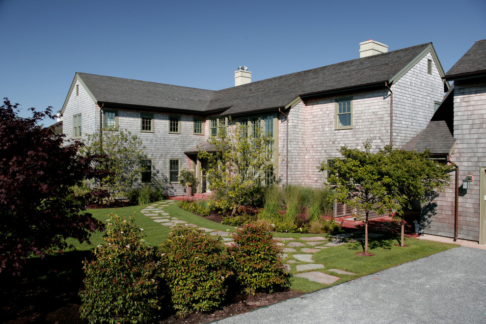 На фото: участок и сад среднего размера на переднем дворе в стиле рустика с полуденной тенью и покрытием из каменной брусчатки с