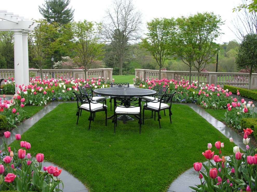 Foto di un giardino tradizionale in primavera