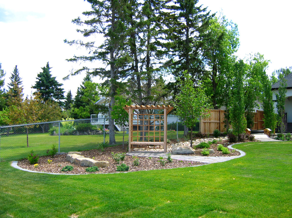 Пример оригинального дизайна: регулярный сад среднего размера на переднем дворе в классическом стиле