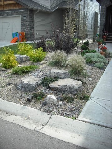 Photo of a contemporary garden in Calgary.