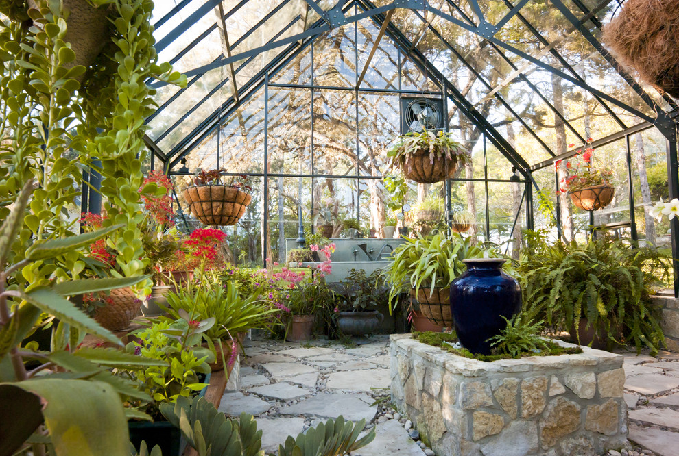 Inspiration pour un jardin arrière traditionnel de taille moyenne et au printemps avec une exposition ensoleillée et des pavés en pierre naturelle.