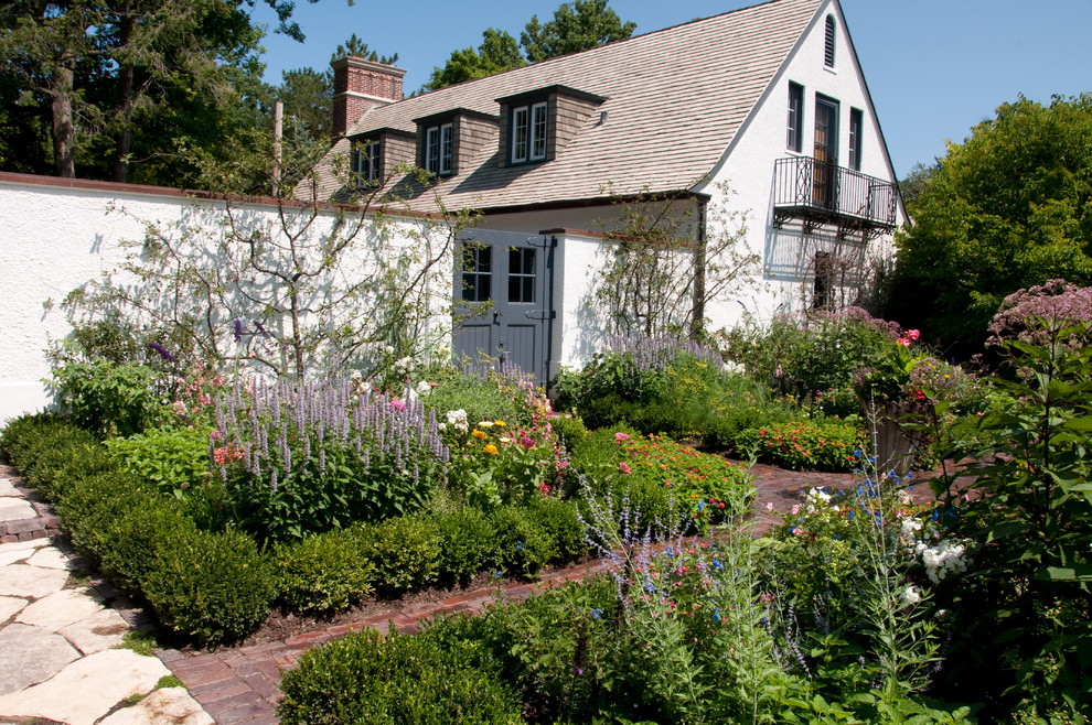 Пример оригинального дизайна: солнечный регулярный сад на боковом дворе в классическом стиле с хорошей освещенностью и мощением клинкерной брусчаткой