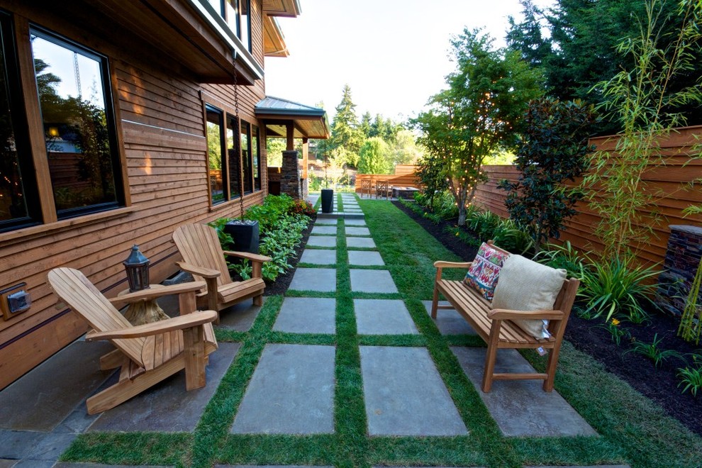 Inspiration for a mid-sized contemporary backyard landscaping in Portland.