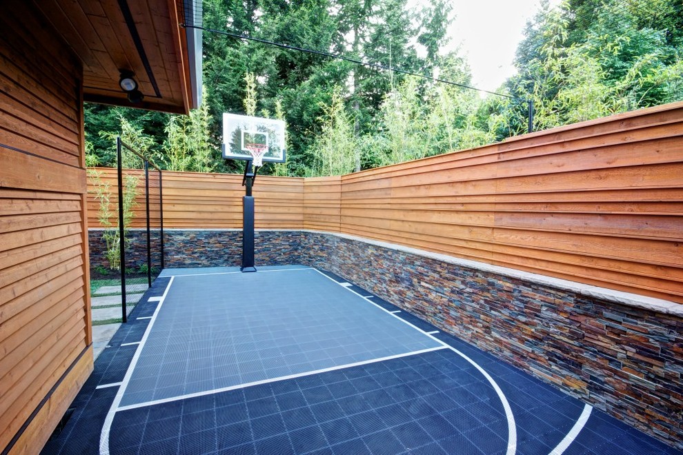 Inspiration for a contemporary side yard outdoor sport court in Portland.