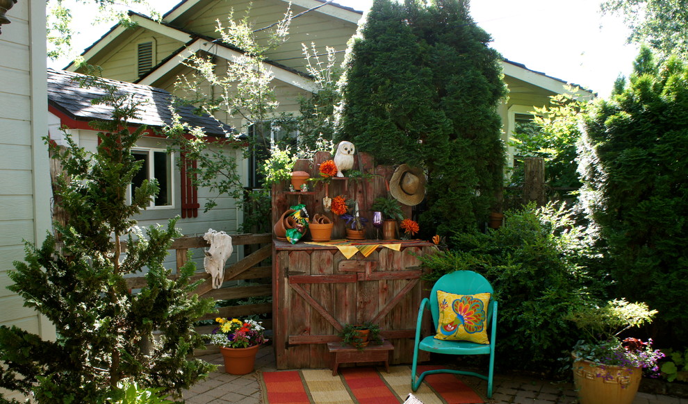 Esempio di un piccolo giardino rustico esposto a mezz'ombra nel cortile laterale in estate con un giardino in vaso e pavimentazioni in mattoni