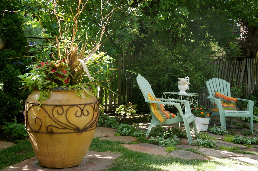 Mittelgroßer, Schattiger Stilmix Garten im Sommer, hinter dem Haus mit Natursteinplatten in Boise