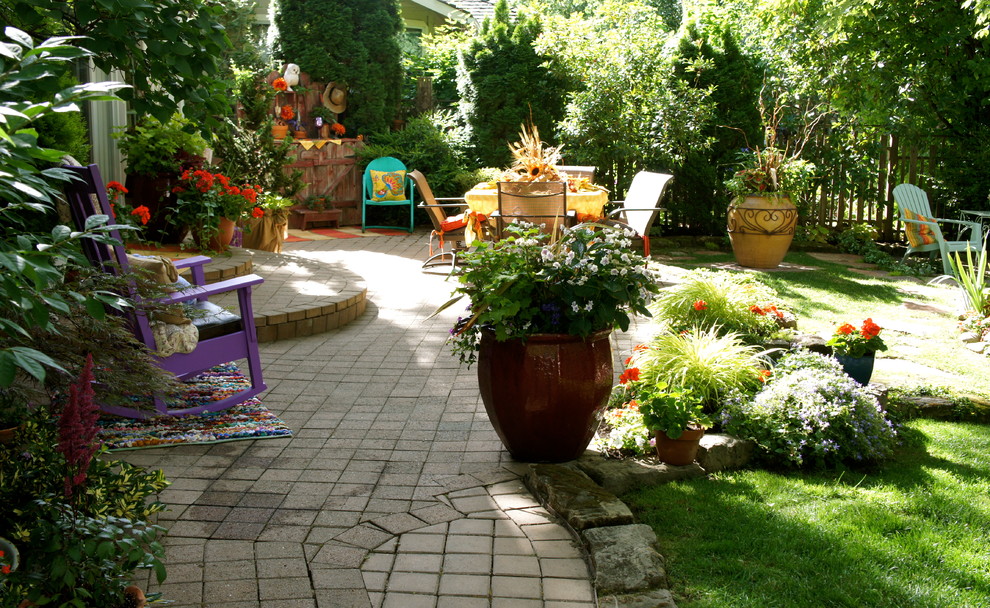 Immagine di un giardino boho chic in ombra di medie dimensioni e dietro casa in estate con pavimentazioni in mattoni