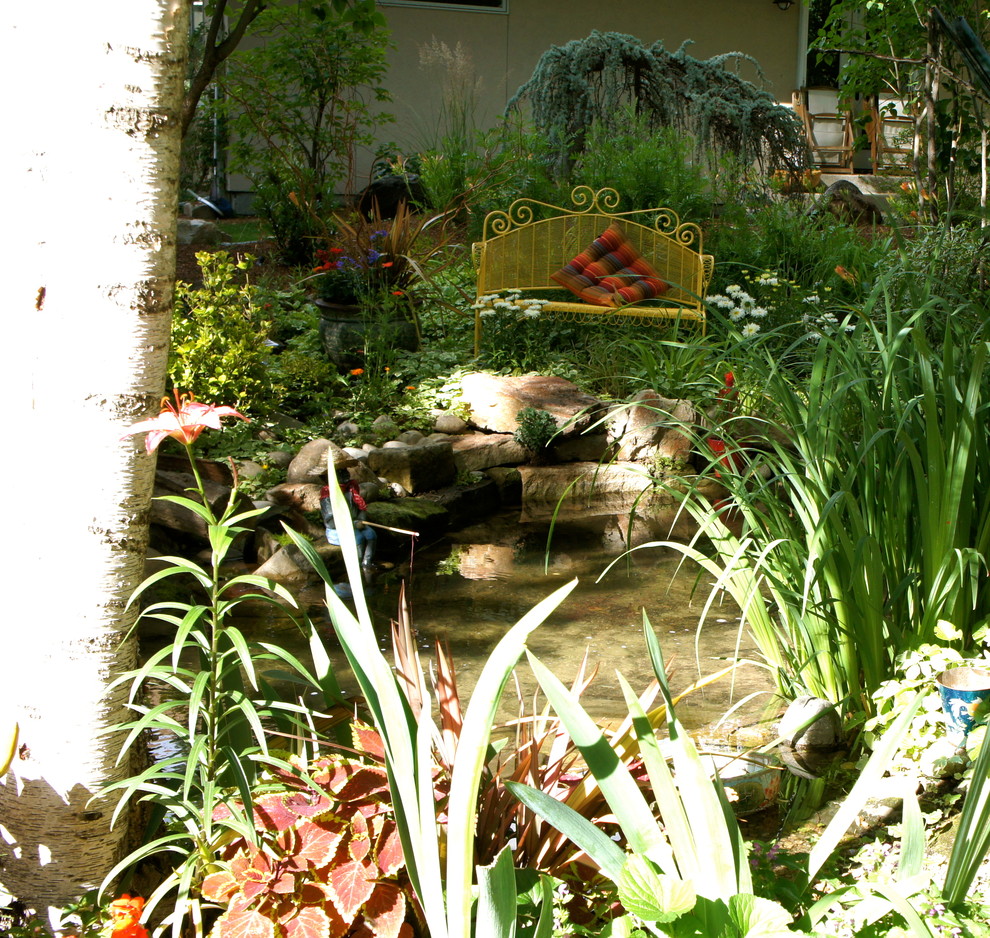 Ispirazione per un giardino stile rurale in ombra di medie dimensioni e dietro casa in estate con pavimentazioni in pietra naturale