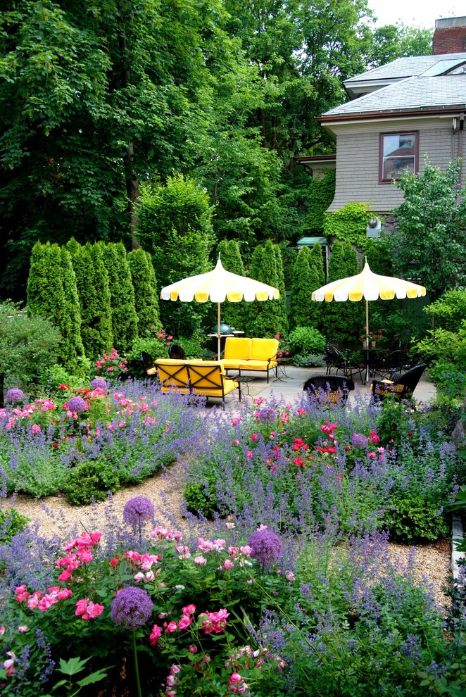 Immagine di un giardino classico dietro casa