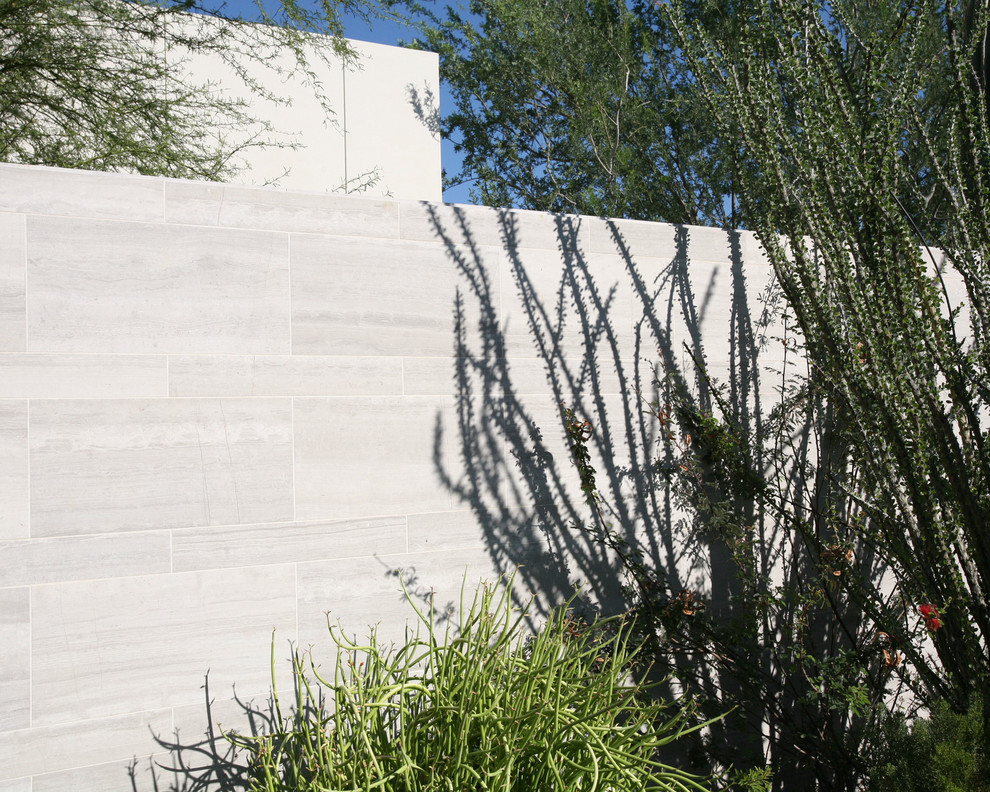 Inspiration for a xeriscape garden in Phoenix with a retaining wall.