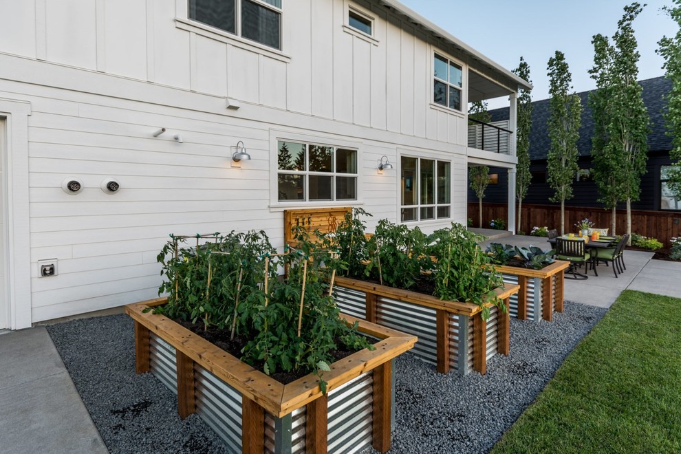 Design ideas for a farmhouse landscaping in Portland.