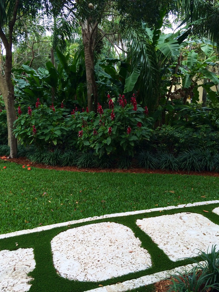 Idee per un grande campo sportivo esterno tropicale esposto a mezz'ombra dietro casa in estate con pavimentazioni in pietra naturale