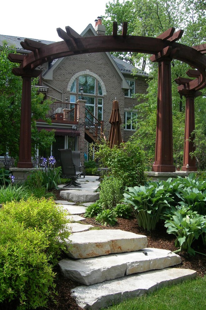 Esempio di un giardino chic dietro casa con un ingresso o sentiero e pavimentazioni in pietra naturale