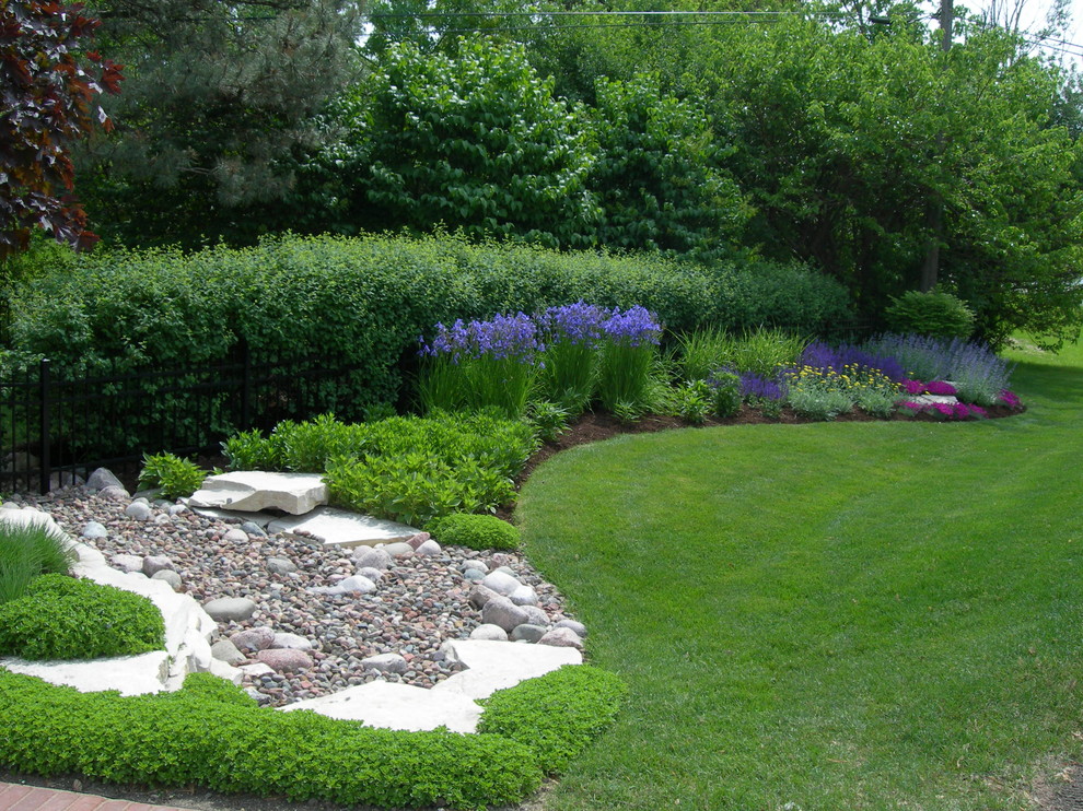 На фото: большой засухоустойчивый сад на боковом дворе в классическом стиле с садовой дорожкой или калиткой и покрытием из гравия