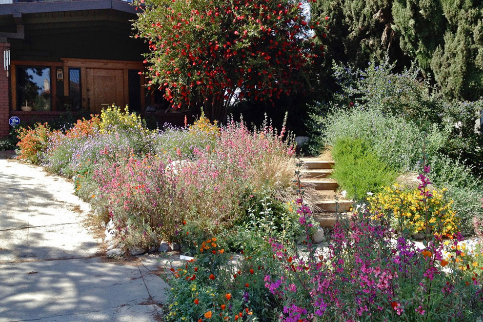 This is an example of a craftsman landscaping in Los Angeles.
