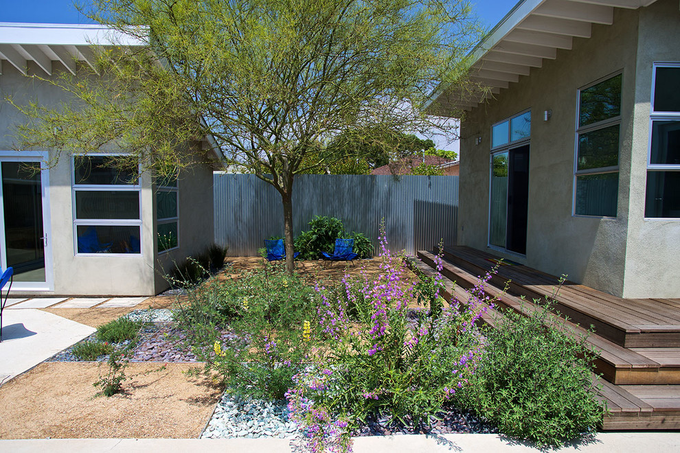 Свежая идея для дизайна: участок и сад в стиле модернизм - отличное фото интерьера