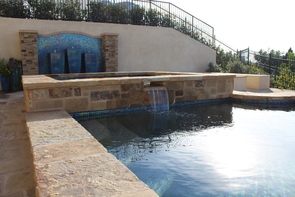 Ispirazione per un giardino xeriscape mediterraneo esposto in pieno sole dietro casa con fontane