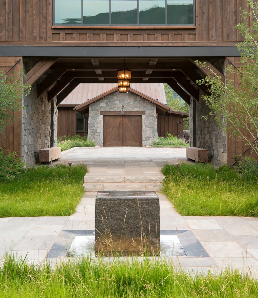 Cette photo montre un aménagement d'entrée ou allée de jardin nature avec des pavés en pierre naturelle.